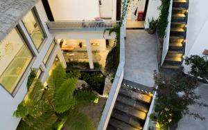 騰衝市にあるXinyue Suying Holiday Hotelの階段と植物のある家の頭上