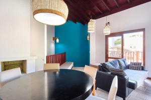 una sala da pranzo con tavolo e sedie neri di Cobertura - Praia Grande, Ubatuba a Ubatuba