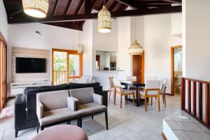 un soggiorno con un divano e un tavolo di Cobertura - Praia Grande, Ubatuba a Ubatuba