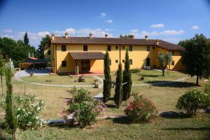 a yellow house with a garden in front of it at Agriturismo Podere Casalone in Limite