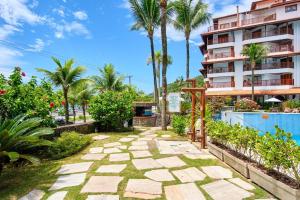 una passerella di fronte a un edificio di Cobertura - Praia Grande, Ubatuba a Ubatuba