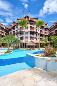un resort con una grande piscina con palme di Cobertura - Praia Grande, Ubatuba a Ubatuba