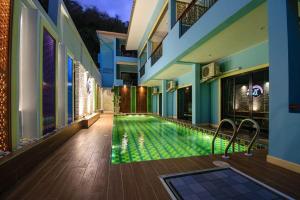 una piscina al centro di un edificio di TC villa on beach a Ko Larn