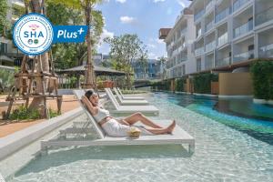 Bazén v ubytování Andaman Embrace Patong, Phuket nebo v jeho okolí