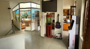 una tienda de música con teclado y guitarra en la pared en Lima House Hostel en Lima