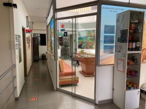 un corridoio con porta a vetri in un edificio di Lima House Hostel a Lima
