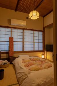 เตียงในห้องที่ Ito Ryokan