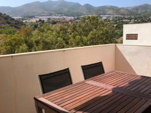 balcón con vistas a la montaña en Comfortable and spacious apartment with nice views, en Benalmádena