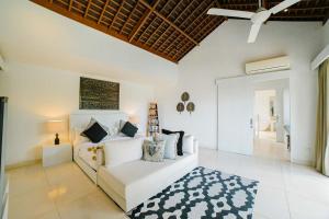 Tempat tidur dalam kamar di CassaMia Bali - Spacious Luxury 5 Bedroom Villa, 100m from Beach with Butler