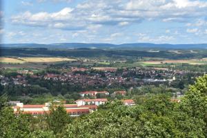 uma vista aérea de uma cidade com árvores e casas em Ferienwohnung Rodachaue em Bad Rodach