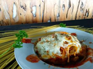 Makanan di atau berdekatan hotel