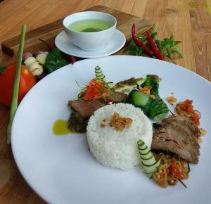 Makanan di atau berdekatan hotel