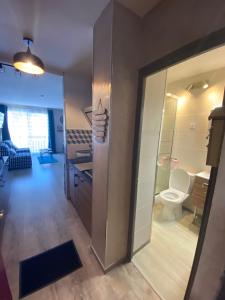uma casa de banho com um lavatório e um WC num quarto em STUDIO COCOONING SUPERDEVOLUY PIED DES PISTES em Le Dévoluy