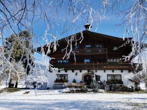 una casa en invierno con nieve en el suelo en Gut Römerhof en Altenmarkt im Pongau