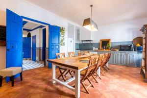 comedor con mesa de madera y sillas en El Patio Andaluz, en Vélez-Málaga