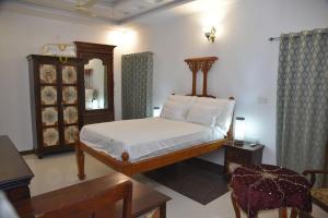 - une chambre avec un lit, une table et un miroir dans l'établissement Osian The Desert Boutique Hotel, à Khāra