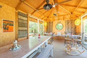 バルジャックにあるNatura Lodgeのダイニングルーム(大きな木製テーブル、椅子付)