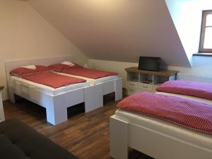 מיטה או מיטות בחדר ב-Matějovec 109 & Ubytování Na statku
