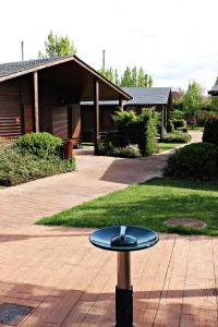 a black frisbee on a pole in front of a house at El Bosque de los Sueños in Cubillos del Sil