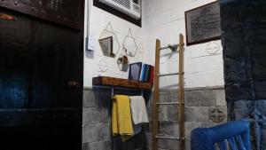 un bagno con portasciugamani con asciugamani di Casa Jazz a Salinas