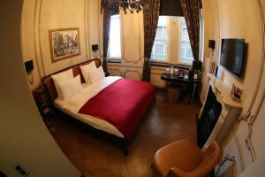 イスタンブールにあるノルドスターン ホテル ガラタのベッドルーム1室(赤い毛布付きのベッド1台付)