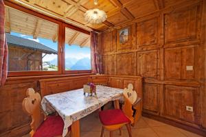 a dining room with a table and chairs and a window at Unterstuanerhof Plattnerblick in Stulles