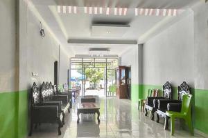 Gallery image of OYO 93411 Syariah Hotel Tomborang in Karema