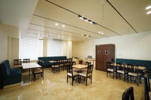 - une salle à manger avec des tables et des chaises dans l'établissement Hotel Regal By Rhytham, à Jaipur