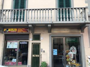 een winkel met een balkon erop bij Camera San Jacopo in Altopascio