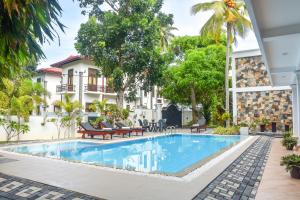 ヒッカドゥワにあるVilla De White Samburのホテルのスイミングプールのイメージ