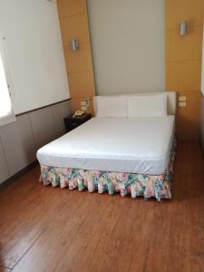 Hsin-hsien-ts'un的住宿－富仙境，铺有木地板的小客房内的一张床位