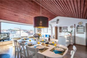 comedor y cocina con mesa y sillas en The Best View House, en Piran