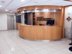 Un vestíbulo con mostrador de recepción en un edificio. en HOTEL FESTA BRAVA, en Andorra la Vella