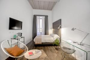 a bedroom with a bed and a table and chairs at N - SPACE modern guestrooms in Rome
