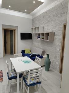 拿坡里的住宿－IL GECO，客厅配有桌子和沙发