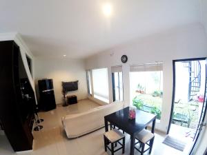 ein Wohnzimmer mit einem Esstisch und ein Zimmer mit in der Unterkunft Godean Living Homestay Jogja Family only in Ngabean