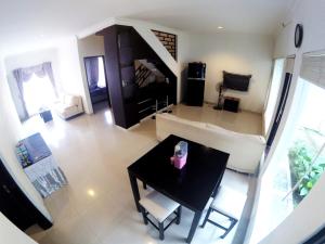 ein Wohnzimmer mit Tisch und Couch in der Unterkunft Godean Living Homestay Jogja Family only in Ngabean