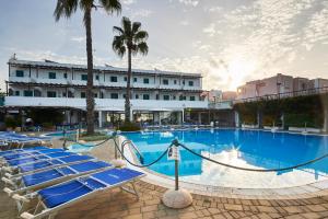 duży basen z leżakami i hotel w obiekcie Costa del Salento - CDSHotels w mieście Lido Marini