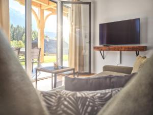 陶普利茨的住宿－Panorama Lodge Alpine Living 201，客厅配有平面电视和沙发。