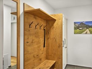 een houten deur in een kamer met witte muren bij Panorama Lodge Alpine Living 201 in Tauplitz +18 foto's