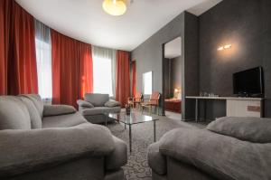 un soggiorno con 2 divani e una TV di 5th Corner Hotel a San Pietroburgo