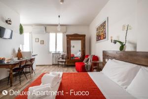Una sala de estar con una cama y un comedor. en Z8 Apartments, en Bolonia