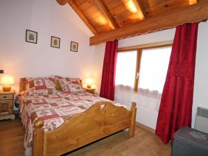 a bedroom with a bed with red curtains and a window at Appartement Valloire, 3 pièces, 4 personnes - FR-1-263-206 in Valloire