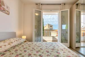 A bed or beds in a room at Ionio apartment