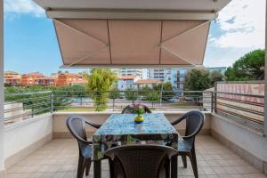 A balcony or terrace at Ionio apartment