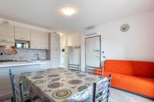 A kitchen or kitchenette at Ionio apartment