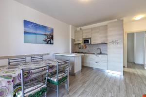 A kitchen or kitchenette at Ionio apartment