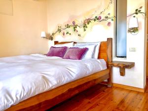 Ein Bett oder Betten in einem Zimmer der Unterkunft Rose Garden - Gan Vradim