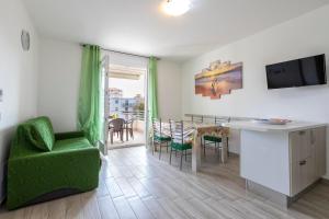 Televízia a/alebo spoločenská miestnosť v ubytovaní Tirreno apartment