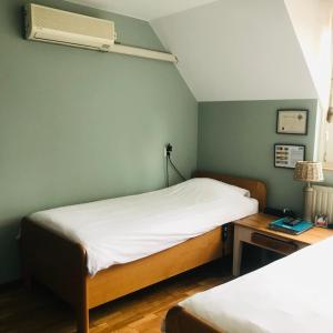 a bedroom with two beds and a air conditioner on the wall at Beej Fliep in America